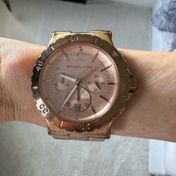 Michael Kors Rose Gold Watch - Picture 5 of 5